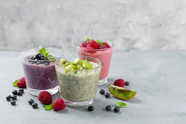 Chia zaad pudding met verschillende fruit en bessen — Stockfoto