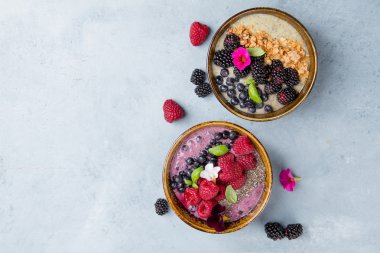 Kahvaltı berry güler yüzlü kase çilek ile tepesinde