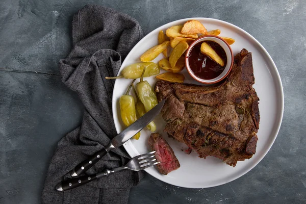Steak vom Grill oder vom Grill mit Bratkartoffeln — Stockfoto
