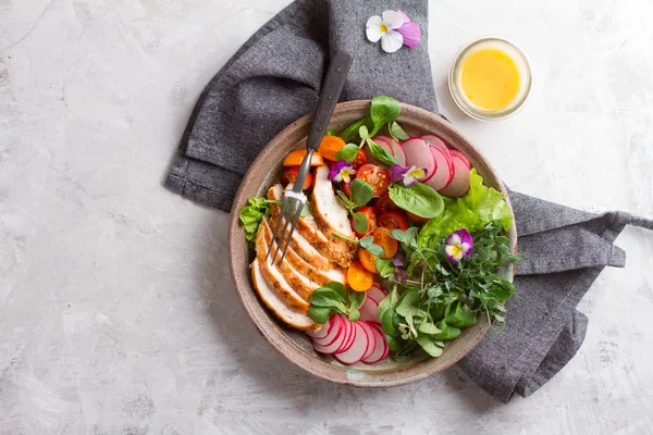 Salada de primavera com legumes, peito de frango e flowe comestível — Fotografia de Stock