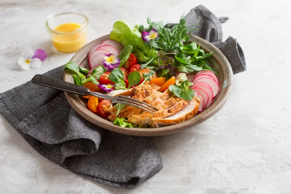 Salada de primavera com legumes, peito de frango e flowe comestível — Fotografia de Stock