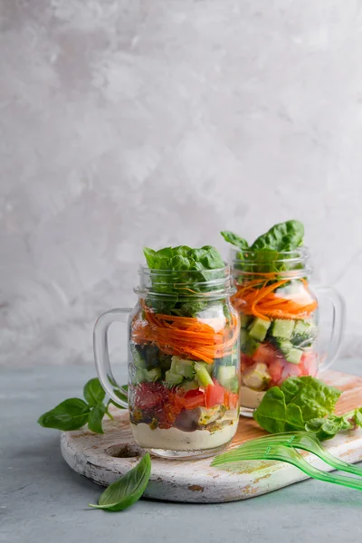 Gezonde zelfgemaakte mason jar salade met kip en groenten — Stockfoto