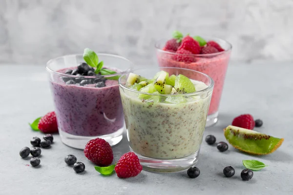 Chia zaad pudding met verschillende fruit en bessen — Stockfoto