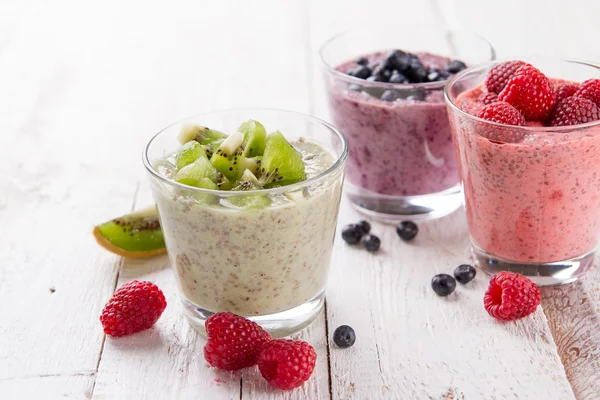 Chiasamen Pudding mit verschiedenen Früchten und Beeren — Stockfoto