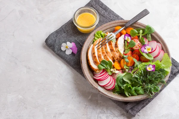 Ensalada de primavera con verduras, pechuga de pollo y harina comestible — Foto de Stock