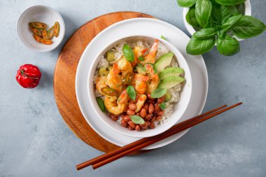 Karides pirinç ve köri sosu