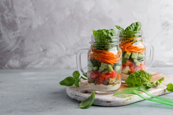 Gezonde zelfgemaakte mason jar salade met kip en groenten — Stockfoto