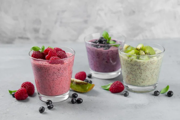 Chia zaad pudding met verschillende fruit en bessen — Stockfoto