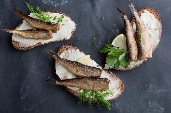 Сэндвичи со шпротами или сардинами — стоковое фото