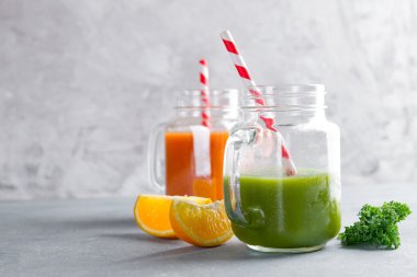 Detoks ya da sağlıklı bir yaşam tarzı için kavanoza taze meyve suyu