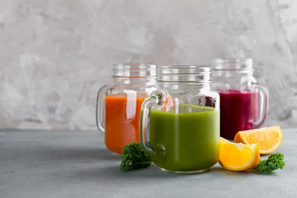 Jugo fresco en el frasco para desintoxicación o estilo de vida saludable — Foto de Stock