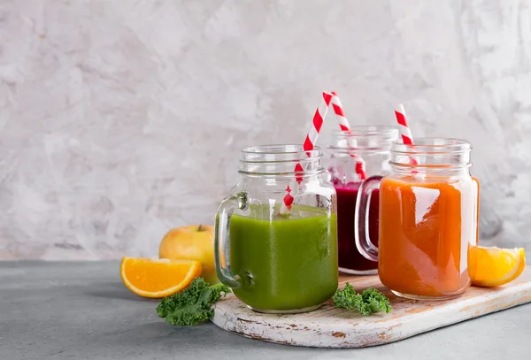 Jugo fresco en el frasco para desintoxicación o estilo de vida saludable — Foto de Stock