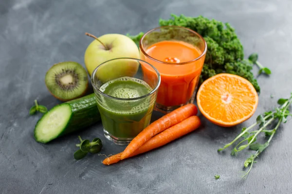 Jus de fruits et légumes frais pour un mode de vie sain — Photo