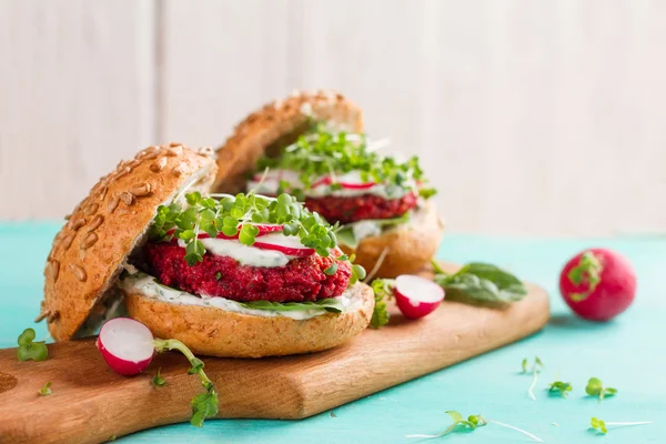 Veggie couscous beet burgers — Stock Photo, Image