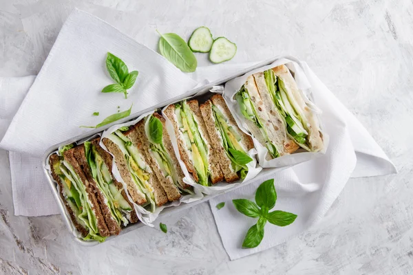 Здоровый сэндвич из ржаной и цельной муки с овощами — стоковое фото