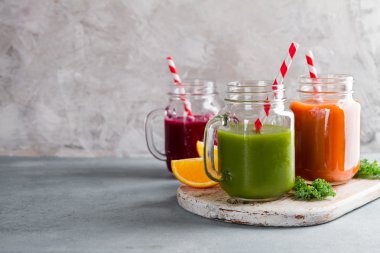 Detoks ya da sağlıklı bir yaşam tarzı için kavanoza taze meyve suyu