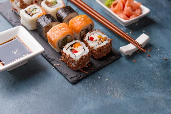 Conjunto de rolos de sushi — Fotografia de Stock