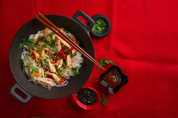 Asiatiska ris nudlar wok med kyckling och grönsaker — Stockfoto