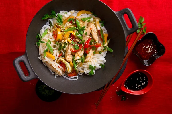 Macarrão de arroz asiático wok com frango e legumes — Fotografia de Stock