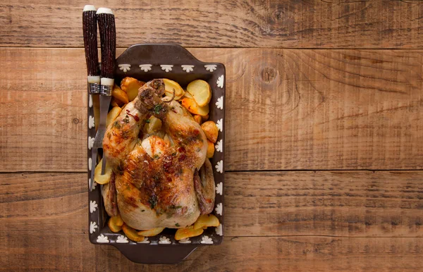 Grilled whole chicken with potatoes — Stock Photo, Image