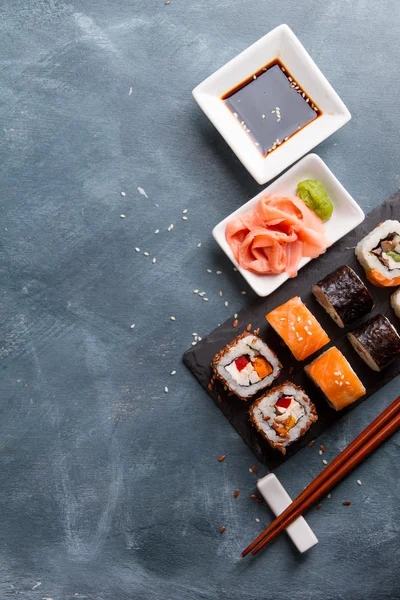 Conjunto de rolos de sushi — Fotografia de Stock