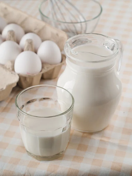 Milch und Ei — Stockfoto