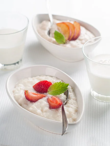 Porridge with fruit and berr — Stock Photo, Image