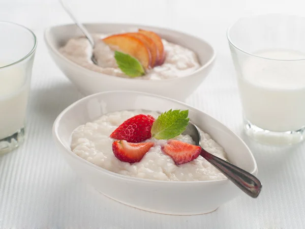 Porridge aux fruits et berr — Photo
