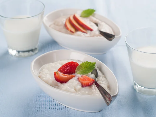 Mingau de cereal com frutas e berr — Fotografia de Stock