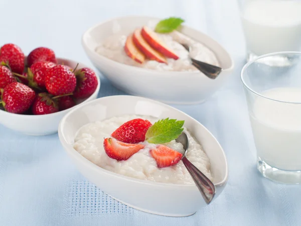 Porridge aux fruits et berr — Photo