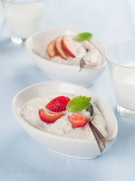 Haferbrei mit Früchten und Beeren — Stockfoto