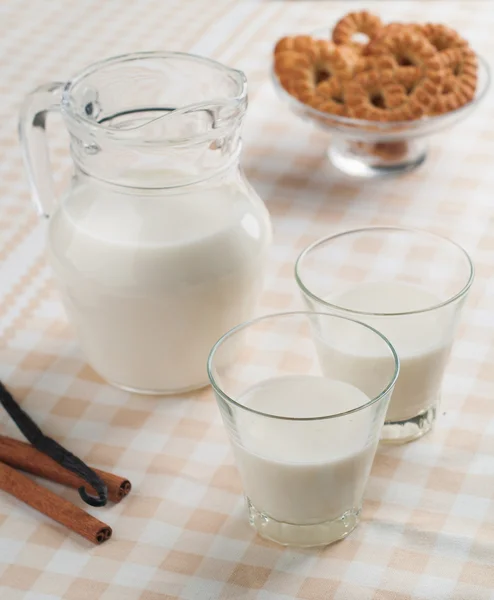 Milch und Kekse — Stockfoto