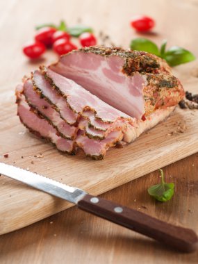 Baharat ve bıçak ile füme et