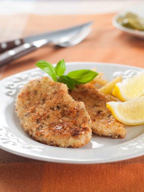 Limon dilimleri ile tavuk veya domuz eti schnitzel