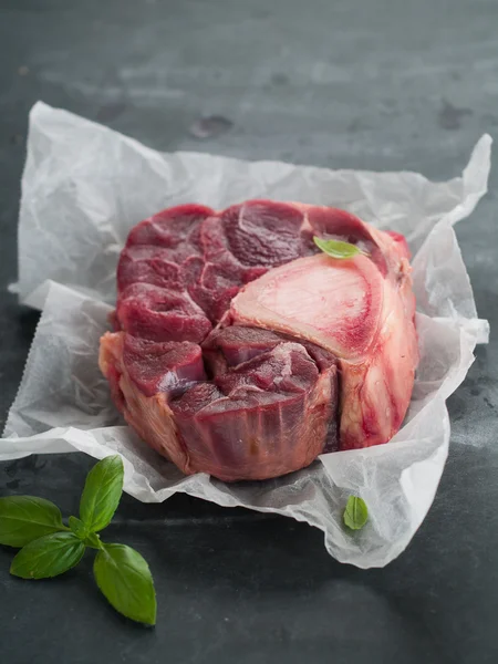 Carne fresca cruda sobre papel — Foto de Stock