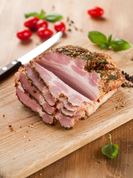 Räucherfleisch mit Gewürzen und Messer — Stockfoto