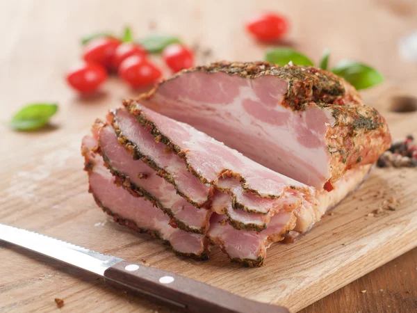 Räucherfleisch mit Gewürzen und Messer — Stockfoto