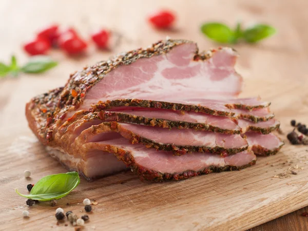 Räucherfleisch mit Gewürzen — Stockfoto