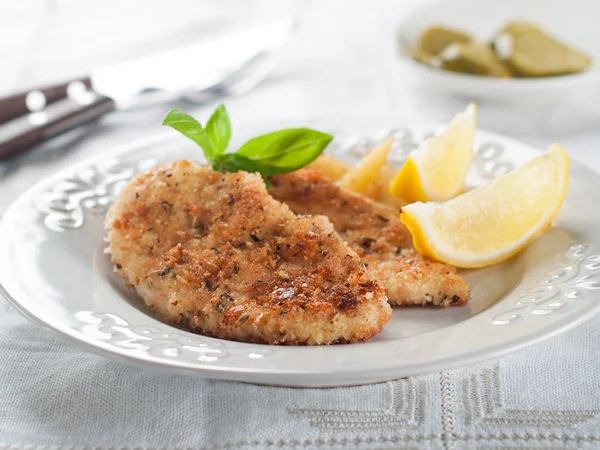 Schnitzel de frango ou porco com cunhas de limão — Fotografia de Stock