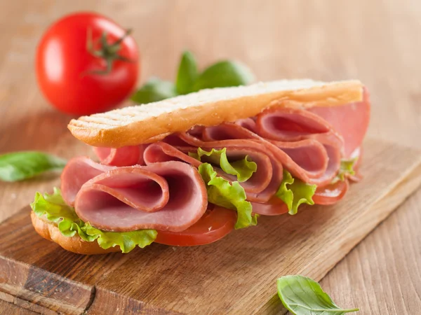 Sándwich con jamón, tomate y lechuga — Foto de Stock