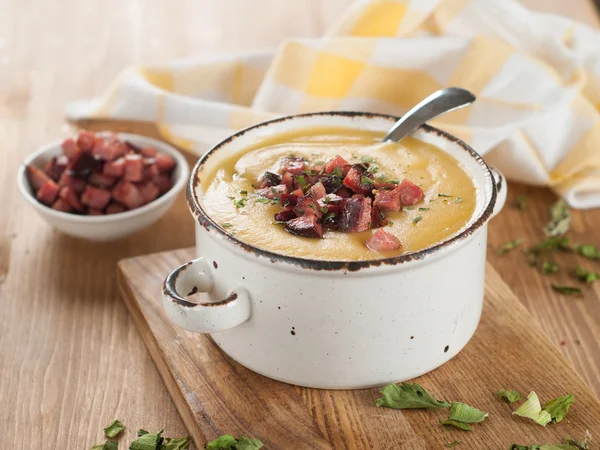 Vegetable or peas cream soup with chorizo — Stock Photo, Image