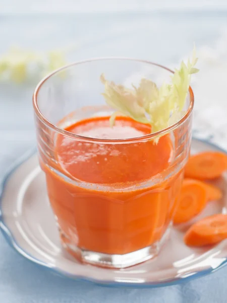 Färsk morot och selleri juice — Stockfoto