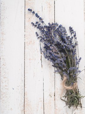 Masaya lavanta çiçek demet