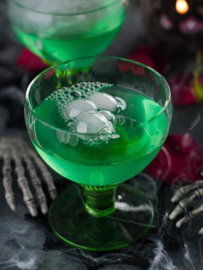 Parti için Halloween yeşil içecek