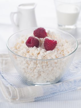 süzme peynir çilek ile