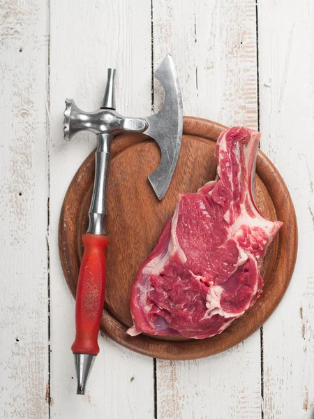 Bistecca di carne e ascia di carne — Foto Stock