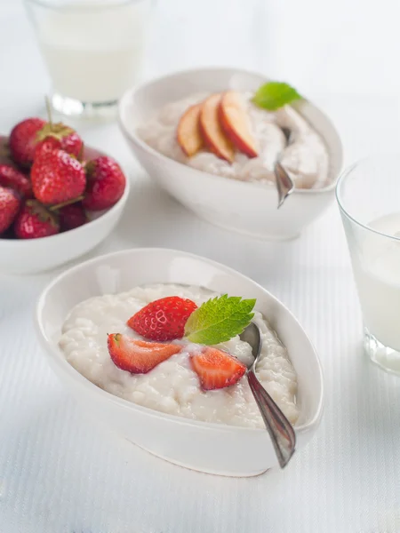 Porridge with fruit and berry — Stock Photo, Image