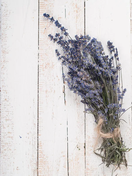 Masaya lavanta çiçek demet