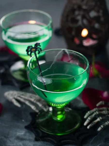 Bebida verde de Halloween para fiesta — Foto de Stock