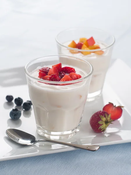 Очки с фруктовым и ягодным йогуртом — стоковое фото